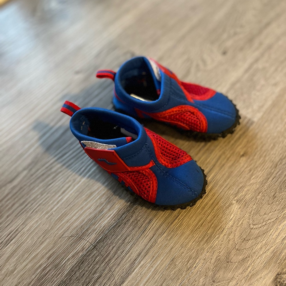 Blue and Red Water Shoes with Top Quality Materials